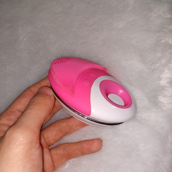 Facial cleansing brush - Picture 1 of 3